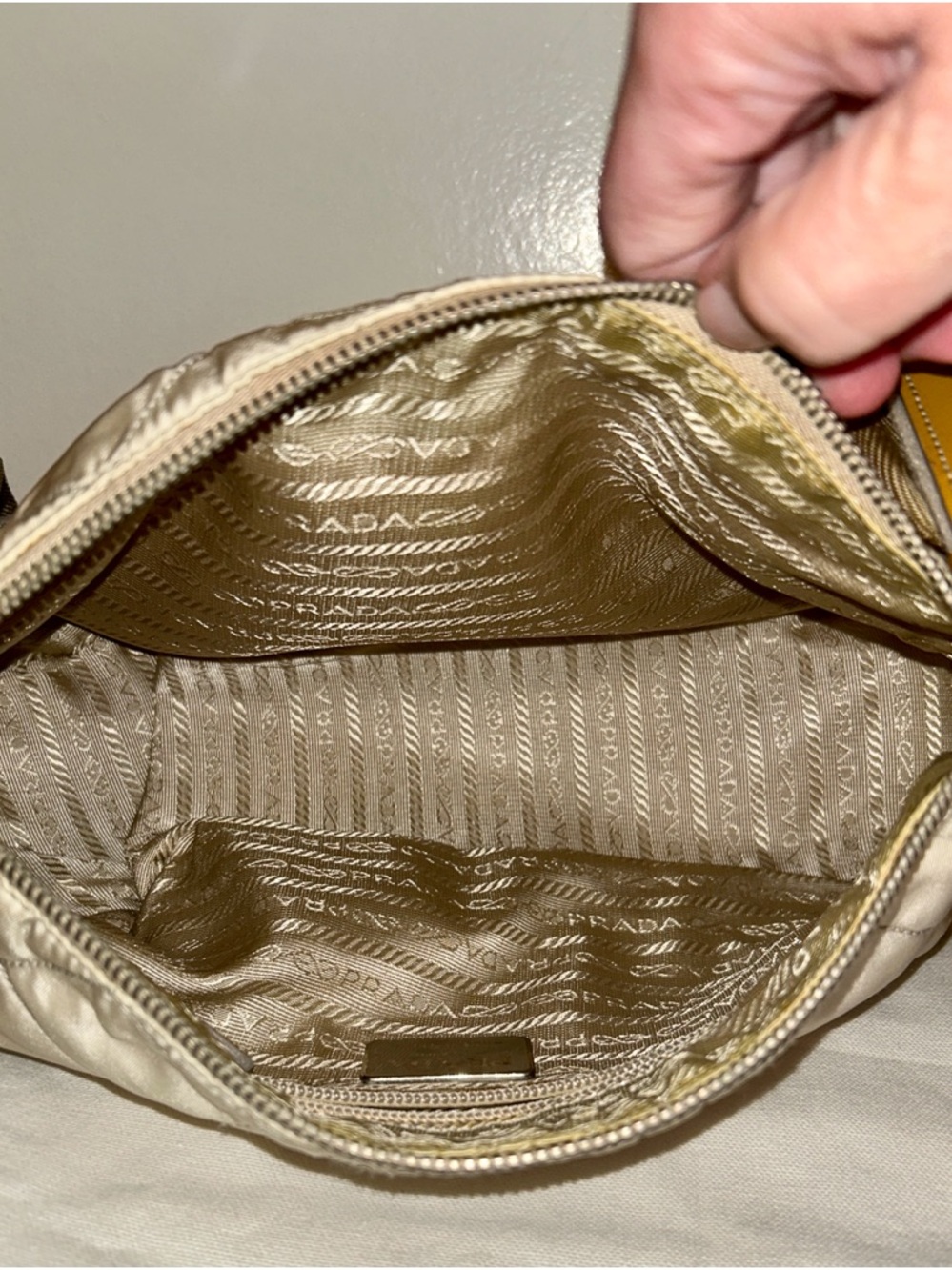Authentic Vintage Prada Nylon tessuto Enamel Beige Shoulder Bag. Homemade Twilly - Picture 13 of 14